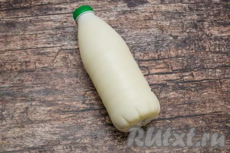 Бутылку (или упаковку) кефира положить в морозилку, оставить до полного замораживания (я обычно кладу на сутки). Полностью заморозившийся кефир достать из морозилки. Если замораживаете кефир в пластиковой бутылке, тогда прежде всего нужно снять этикетку с бутылки.