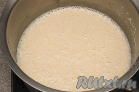 Смесь желтков, молока и крахмала должна стать однородной. Поставить кастрюлю на огонь выше среднего.