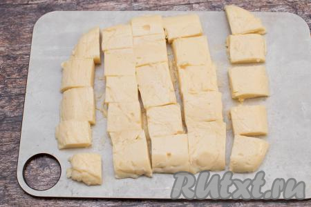 Нарезать молочную массу острым ножом на квадратики.