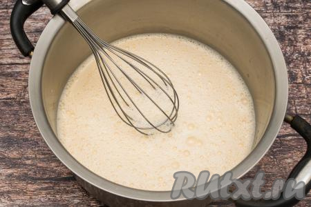 В смесь желтков и сахара влить молоко, снова перемешать смесь до однородности.