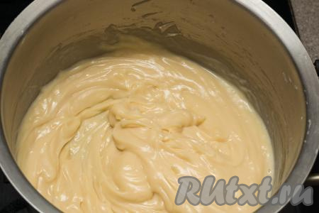 Непрерывно и тщательно перемешивая содержимое кастрюли венчиком, варить молочную смесь до загустения. Загустевает смесь достаточно быстро, поэтому не отходите от плиты и не прекращайте перемешивать, чтобы молочная смесь не подгорела. Как только смесь загустеет, как на фото, сразу же снять кастрюлю с огня.