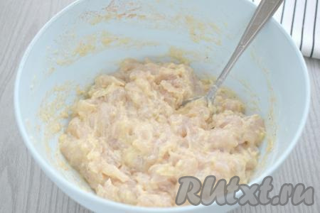 Очень хорошо перемешиваем. Куриная масса для приготовления рубленных котлет должна получиться вязкой и густой. Если необходимо, добавьте ещё 1 столовую ложку муки. Мне в общей сложности для получения куриной массы нужной густоты потребовались только 2 полных столовых ложки муки.