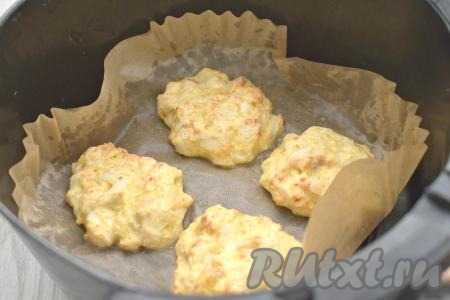 Включаем аэрогриль на 190 градусов, время устанавливаем 25 минут. Через 15 минут с начала запекания достаём чашу из аэрогриля, куриные рубленные котлеты переворачиваем, опять отправляем в аэрогриль и продолжаем запекать оставшиеся 10 минут. Готовые котлеты из чаши аэрогриля перекладываем на тарелку. Аналогично запекаем все куриные рубленные котлеты (всего у меня получились 8 штук).