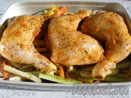 Сверху на овощи выложить кусочки курицы. Духовку разогреть до 200 градусов. Запекать курицу с овощами 50 минут. Овощи должны стать мягкими, а сок, вытекающий из курицы, - прозрачным.
