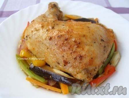 Курица, запечённая с кабачками и баклажанами в духовке, получается сочной, аппетитной и очень вкусной. А овощи, которые готовились вместе с мясом, станут замечательным гарниром. 