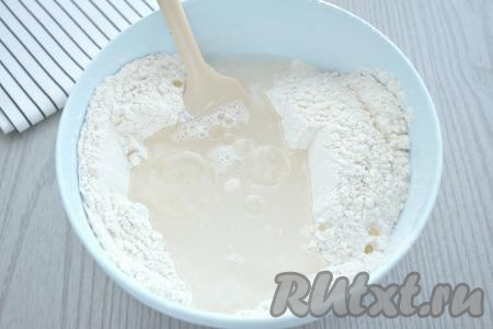 150 миллилитров воды подогреваем в кастрюле (или в микроволновке) примерно до 38-40 градусов. В центр мучной смеси вливаем 100 миллилитров тёплой воды и растительное масло. Температура воды не должна быть выше 42 градусов, так как дрожжи могут погибнуть в горячей воде, но для хорошей работы дрожжей вода и не должна быть холодной, поэтому желательно, чтобы температура воды перед добавлением дрожжей была 38-40 градусов - то есть температура воды должна быть чуть выше температуры человеческого тела.