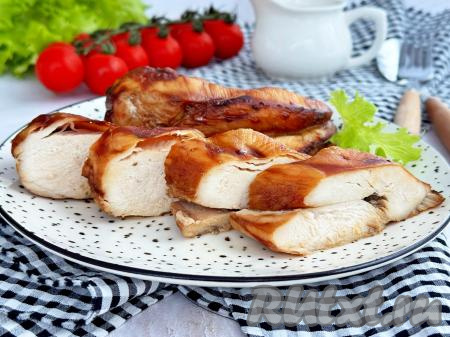 Нежную, вкусную, ароматную куриную грудку, запечённую в соевом соусе в аэрогриле, можно&nbsp;подать в горячем виде с любимым гарниром, а можно полностью остудить, нарезать на части и подать в качестве холодной мясной закуски.