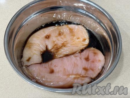 Филе куриной грудки промыть водой, обсушить, выложить в миску, влить соевый соус. Тщательно перемешать филе, покрывая мясо соусом со всех сторон. Оставить филе грудки промариноваться минут на 30 при комнатной температуре (можно оставить и на более длительное время, но тогда нужно будет миску с мясом накрыть и отправить в холодильник). В процессе маринования кусочки филе нужно будет перемешать, чтобы мясо равномерно промариновалось со всех сторон. Соевый соус достаточно солёный, поэтому дополнительно солить филе куриной грудки нет необходимости.