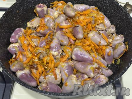 Обжарить сердечки с овощами в течение 3-4 минут (сердечки должны изменить свой цвет на светлый).