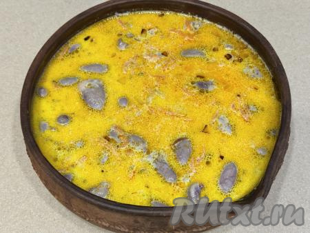 Выложить куриные сердечки с овощами в жаропрочную форму, залить получившимся соусом из сметаны, отправить в духовку, разогретую до 200 градусов, на 40 минут.&nbsp;