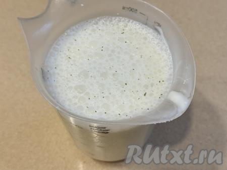 Для приготовления соуса нужно в отдельной ёмкости соединить сметану, воду, добавить пропущенный через пресс чеснок, всыпать по вкусу соль и специи (я взяла чёрный молотый перец), тщательно перемешать и сметанный соус готов.&nbsp;