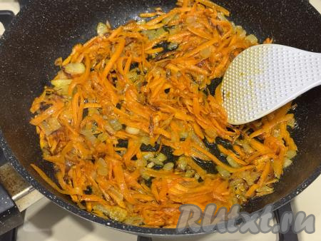 Обжарить овощи до мягкости моркови (в течение 6-7), иногда помешивая.