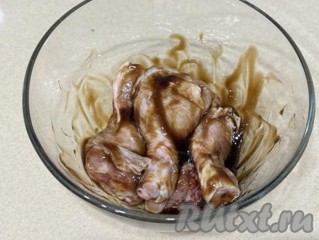 Хорошо перемешать куриные ножки с соусом и оставить мариноваться в прохладном месте минимум на 1 час. Соль я не добавляла, так как соус достаточно солёный.