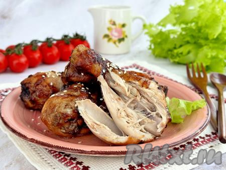 Аппетитные, вкусные, нежные куриные ножки, запечённые в соусе "Терияки", переложить из чаши аэрогриля на тарелку и в горячем виде, дополнив гарниром, подать к столу.&nbsp;