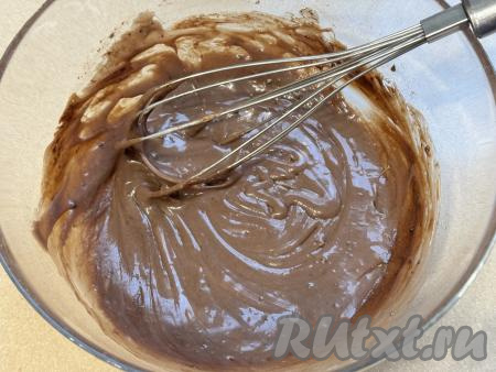 Перемешать шоколадную массу венчиком до однородности.&nbsp;