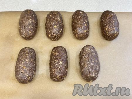 Разделить получившуюся массу на 7 равных частей (ориентировочно вес каждой части у меня получился 75 грамм). Из каждой части сформировать овальное пирожное "Картошка", выложить на разделочную доску и убрать в холодильник на 2-3 часа.