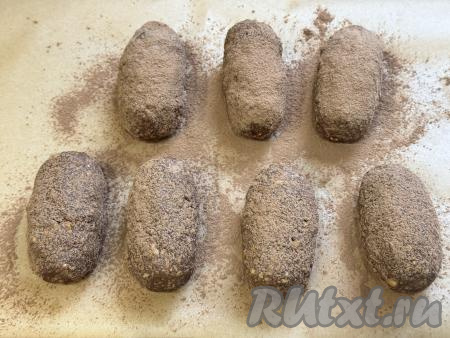 По прошествии 2-3 часов пирожные стабилизируются, присыпать их просеянным какао.&nbsp;