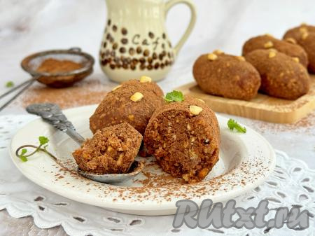 Уверена, простые, вкусные пирожные "Картошка, приготовленные из крекера, понравятся всей семье. Посмотрите, как этот мягкий десерт аппетитно смотрится в разрезе!