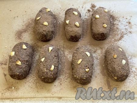 Украсить пирожные кусочками орешков, имитируя глазки картошки.&nbsp;