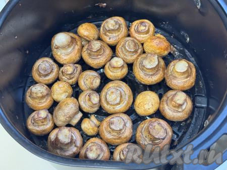 В процессе запекания шампиньоны немного уменьшатся в размере, так как отдадут часть жидкости.&nbsp;