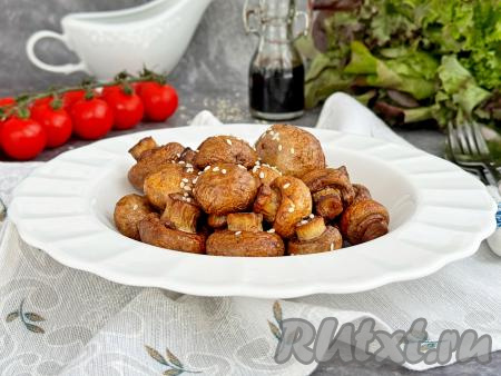 Аппетитные, вкусные, ароматные шампиньоны, приготовленные в аэрогриле, выложить на тарелку, дать немного остыть и подать к столу в качестве закуски или гарнира к мясу, птице, рыбе.&nbsp;