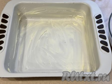 Форму для запекания (я взяла&nbsp;квадратную форму с размером стороны 23 сантиметра) щедро&nbsp;смазать сливочным маслом.
