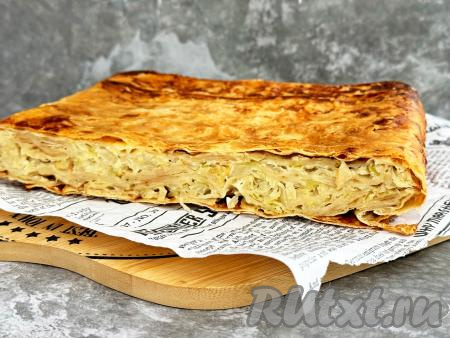 Готовый пирог с капустой из лаваша достать из духовки, дать ему немного остыть, а затем можно нарезать на кусочки и подавать к столу.