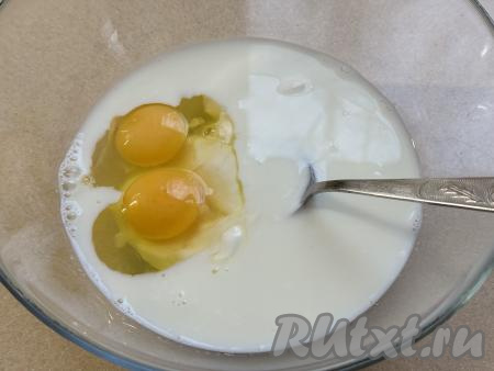 В глубокой миске соединить молоко, яйца и сметану, посолить по вкусу, перемешать яично-молочную смесь&nbsp;вилкой до однородности.