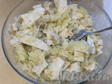 Тщательно перемешать капусту с лавашом.