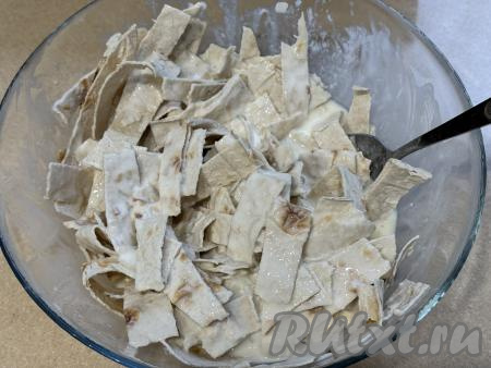 Перемешать полоски лаваша, полностью покрывая их смесью из яиц и молока.