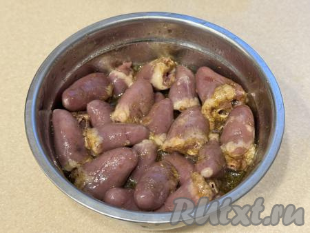 Хорошо перемешать сердечки, покрывая их соусом, специями и растительным маслом со всех сторон. Соль я не добавляла, потому что соевый соус достаточно солёный. Отправить миску с сердечками промариноваться в холодильник на 1 час, в течение этого времени сердечки нужно будет 2-3 раза перемешать, чтобы они равномерно пропитались соусом и специями.