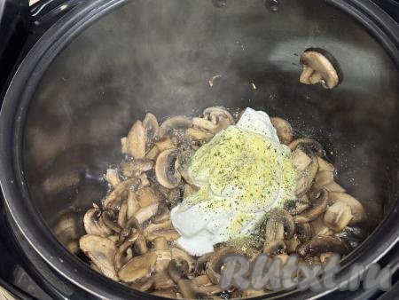 Всыпать соль и специи по вкусу (в качестве специй я добавила пряную соль с зеленью и сушёным чесноком), перемешать.