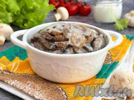 Готовые шампиньоны,&nbsp;тушёные в сметане, переложить из чаши мультиварки в глубокую тарелку и подать к столу.