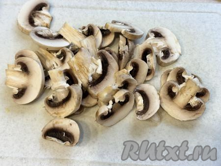 Шампиньоны нарезать на пластинки толщиной примерно 5 миллиметров.
