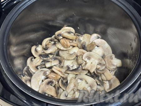 Готовить шампиньоны, периодически перемешивая и не закрывая крышку мультиварки, в течение 15 минут.