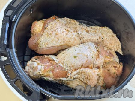 Плечи индейки, замаринованные в соевом соусе, выложить на решётку аэрогриля. Выставить температурный режим 180 градусов, время - 60 минут. Отправить чашу в аэрогриль.