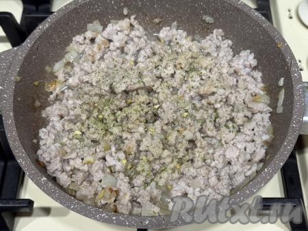 Жарить фарш минут 12-15 (до готовности мяса), достаточно часто разбивая комочки мяса, в конце жарки посолить и поперчить по вкусу (можно использовать и другие специи на ваш выбор). Готовый фарш убрать с огня.