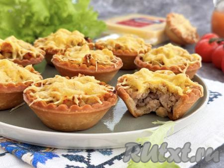 Аппетитные, вкусные тарталетки с нежной начинкой из фарша и сыра достать из духовки и в горячем виде подать к столу.&nbsp;