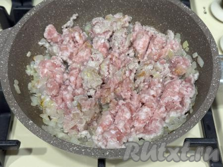 В сковороду с луком, обжаренным до прозрачности, выложить фарш, перемешать.&nbsp;