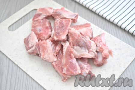 Свиные рёбрышки моем, обсушиваем, разрезаем на порционные кусочки, солим, перемешиваем.&nbsp;