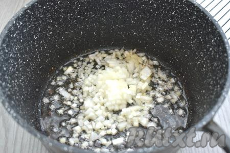 Очищаем лук и морковь. Белокочанную капусту промываем водой. В кастрюлю с толстым дном (или в глубокую сковороду), в которой обжаривались рёбра, выкладываем мелко нарезанный лук. Если необходимо, добавляем немного растительного масла. Обжариваем лук на среднем огне, иногда помешивая, до прозрачности (ориентировочно в течение 3-4 минут).