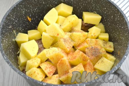 Сразу выкладываем очищенную картошку, нарезанную на средние кусочки, по вкусу солим, приправляем специями (в качестве специй я добавила паприку и чёрный молотый перец).&nbsp;