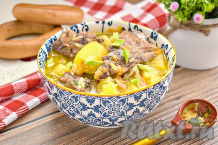 Тушёные свиные рёбрышки с капустой и картошкой раскладываем по тарелкам и в горячем виде подаём аппетитное, вкусное, насыщенное блюдо к столу.