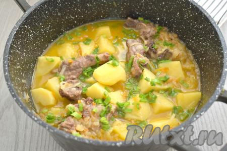 Готовое блюдо, по желанию, посыпаем мелко нарезанной зеленью (у меня - зелёный лук), перемешиваем, убираем с огня.