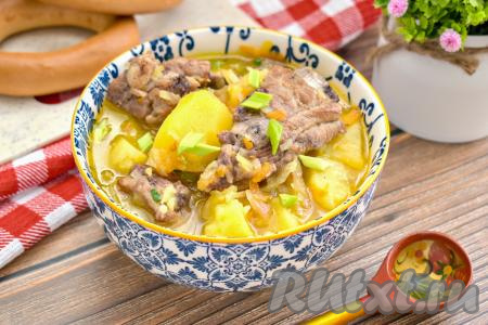 Свиные рёбрышки, тушёные с капустой и картошкой