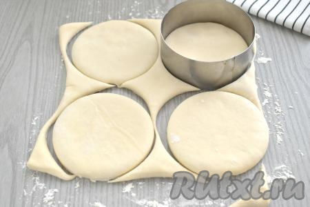 Слегка присыпаем стол мукой, выкладываем размороженный пласт слоёного теста. Раскатывать тесто не нужно. Вырезаем из теста круглые заготовки для ватрушек (я вырезала заготовки из теста, используя&nbsp;сервировочное кольцо диаметром 9 сантиметров).