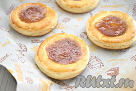 Отправляем противень в духовку, разогретую до 200 градусов, выпекаем ватрушки с повидлом минут 15-20 (до подрумянивания слоёного теста).