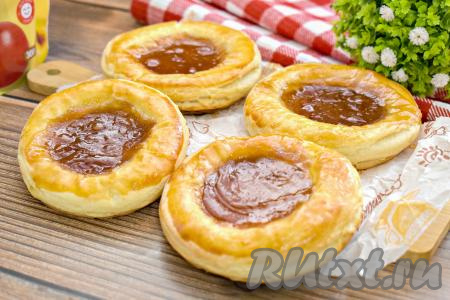 Ватрушки с повидлом из слоёного теста