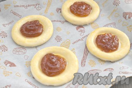 В углубление каждой ватрушки выкладываем по 1 столовой ложке повидла.