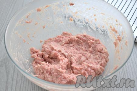 Хорошо перемешиваем фарш.